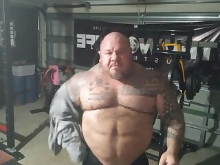 Powerlifter MuscleBull with abs - ThisVid.com