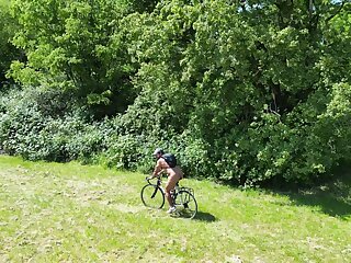 Naked cyclist in a park - ThisVid.com