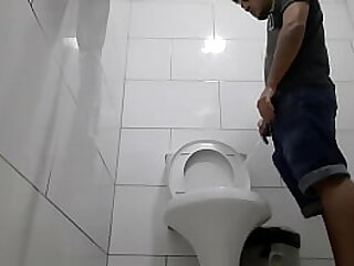 Novinho Flakael Estava na lanchonete bebendo uma Gelada&comma; e decidiu ir no banheiro da lanchonete da uma mijada longa e prazerosa do geito que voc&ecirc;s gostam