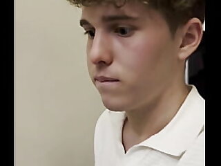 Twink con fimosis se masturba a escondidas en la comida familiar