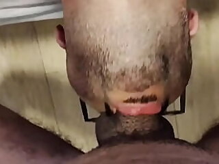 Neg&atilde;o pauzudo metendo fundo na garganta e depois no rabo do tioz&atilde;o da escola &period;