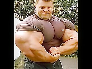 Massive Biceps in tight T-Shirt