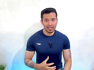 Hombre Cuabano hetero dotado de 25cm permite que masajista de pies le de sexo oral hasta venirse en su boca&excl; Relato sexual