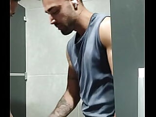 o cara ficou me olhando durante o treino&comma; levei ele pro banheiro e coloquei para mamar