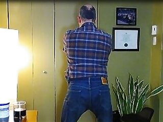 Daddy lets his penis ejaculate