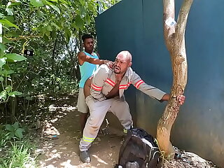 Neg&atilde;o saiu da obra pra dar o cuz&atilde;o pro guardador de carros do parque &period;