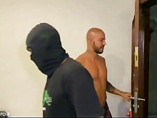 O hetero sigiloso do pr&eacute;dio me chamou para gozar dentro do meu cuzinho de tanto tes&atilde;o gozei sem por a m&atilde;o no meu pau