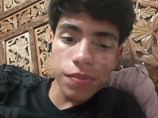 Moleque lindo gozando pro fake