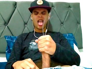 A lad wanking and shooting cum on his face on webcam