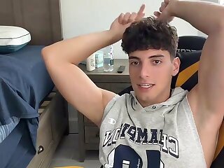 American tiktoker shows bulge live on TikTok