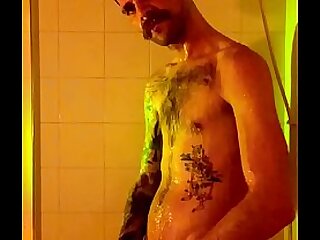 Lucca tomando banho